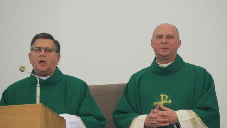 Od lewej były proboszcz ks. Konrad Zubel i aktualny ks. Tomasz Kopczyk.
