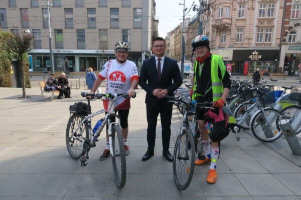 Prezydent Marcin Krupa (w garniturze jak na kolarza przystało) w towarzystwie rowerzystów.