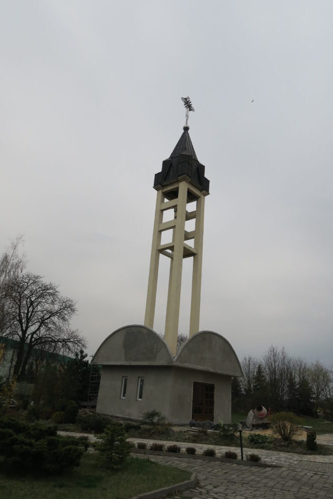 Kaplica jako część dzwonnicy. Nowa część kościoła w Bańgowie.