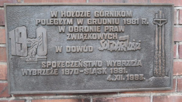 Anna Walentynowicz przywiozła tę tablicę do Katowic i 4 grudnia 1983 próbowała zamontować na kopalnianym murze wraz z Kazimierzem Świtoniem