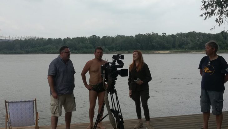 Albo wraz z Leszkiem Nazimcem wziąć udział w jego kolejnym pływackim maratonie, Odysei Wiślanej. Tu podczas nagrania dla TV Polsat.
