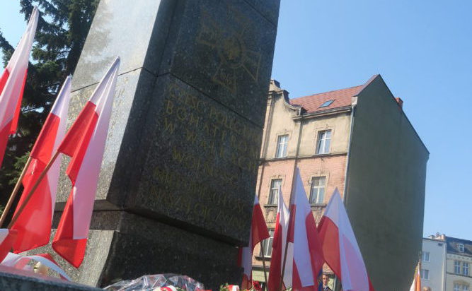Powstańczy monument na siemianowickim Rynku.