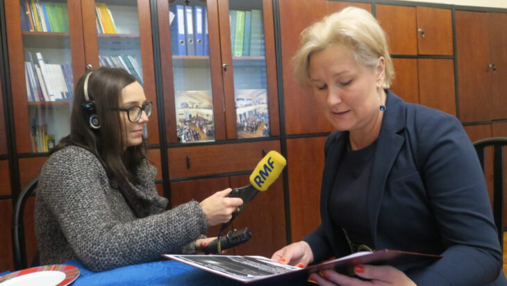 Agata Krzysztofik udziela wywiadu mediom.