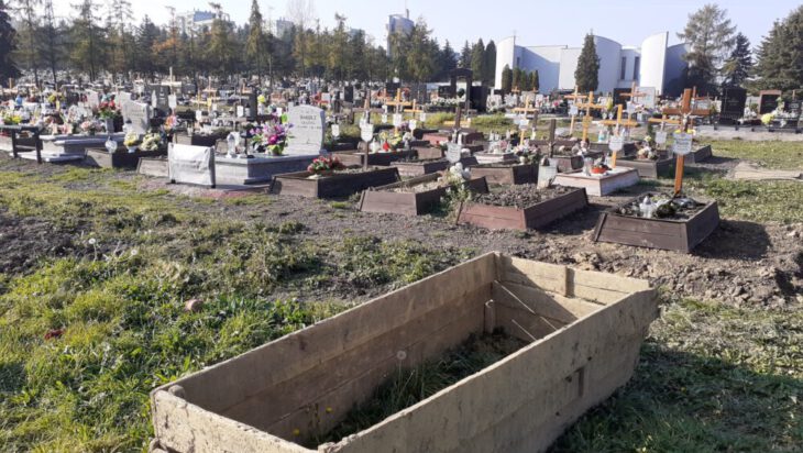 Bytków - Jedyny cmentarz w Grodzie Siemiona na którym widoczne są jeszcze wolne miejsca na pochówku.