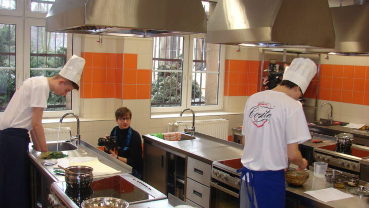 Uczniowie podczas nauki w nowoczesnej kuchni – pracowni.