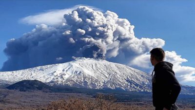
Adam Bul wspina się na Etnę