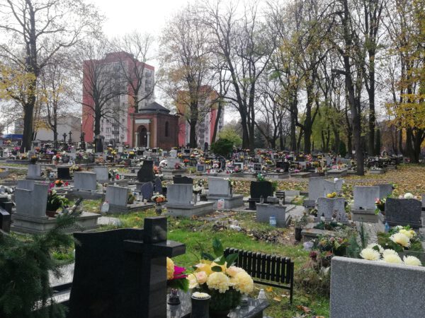Cmentarz parafii pw. Krzyża Świętego w Siemianowicach w dniu Wszystkich Świętych.