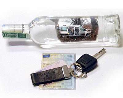 wódka i kluczyki prowadzącego pojazd