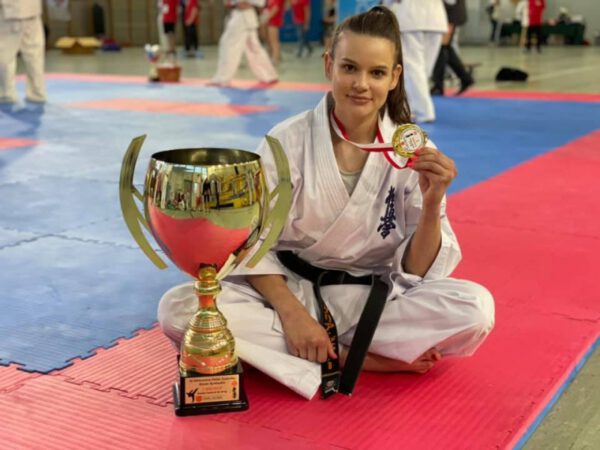 Daria Dobkowska - Szefer z trofeami wywalczonymi na Mistrzostwach Polski