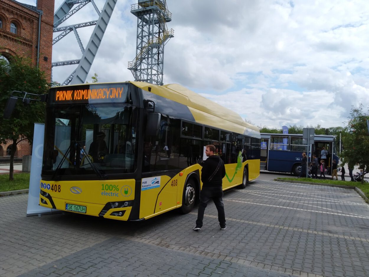 żółty autobus pod szybemy krystyn siemianowice