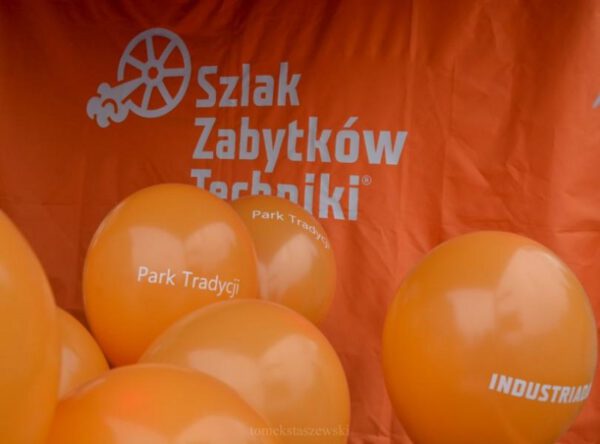 pomarańczowe balony industriada 2021