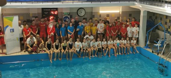 młodzi pływacy foto grupowe z XVIII Śląskie Potyczki Dziecięcych Grup Ratownictwa WOPR w siemianowicach