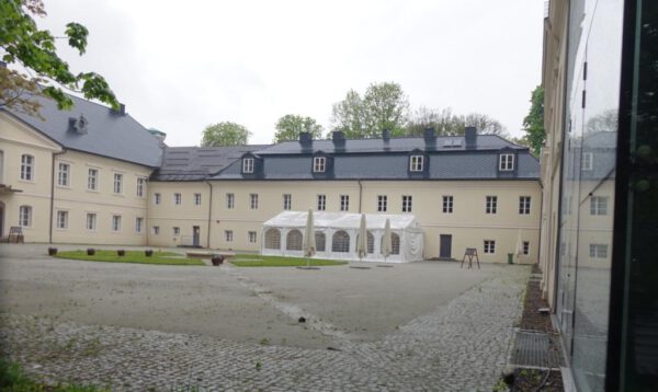 dziedziniec pałacu donnersmarcków w siemianowicach śląskich przejęty przez grupe arche