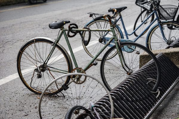 rower na stojaku miejskim