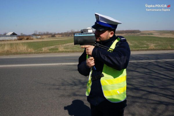 policjant z fotoradarem