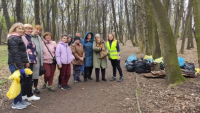 
Siemianowice – Sprzątanie parku z okazji Dnia Ziemi razem z ukraińskimi gośćmi