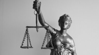 
Jaką rolę w postępowaniu karnym pełni adwokat ?