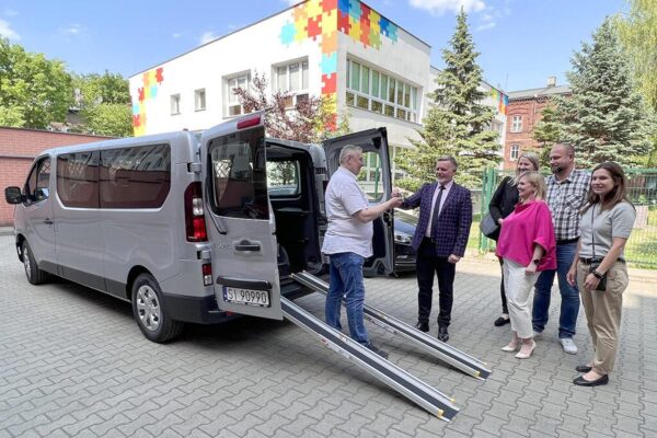 Wczoraj, 29 maja, Adam Skowronek, sekretarz Miasta Siemianowice Śląskie przekazał Zenonowi Gwóździowi, urzędowemu kierowcy, kluczyki do srebrnego Renault Trafic, którym pan Zenon będzie woził osoby z niepełnosprawnościami