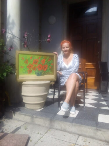 Do dzisiaj pani Małgorzata zajmuje się promocją malarstwa. Na zdjęciu w patio Willi Fitznera