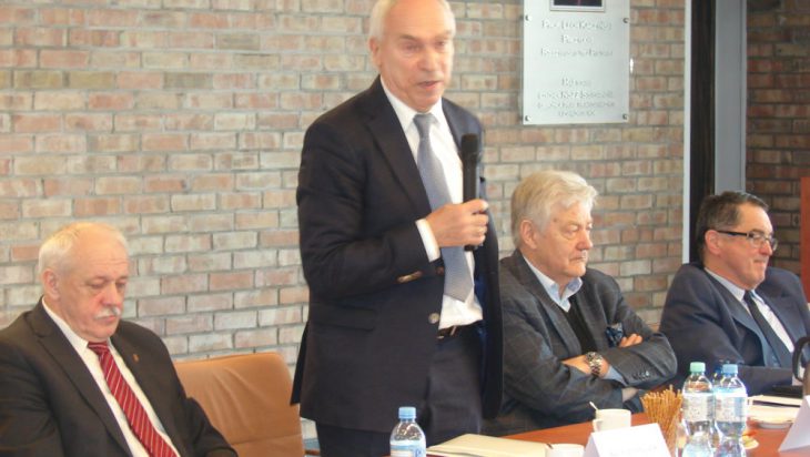 Prof. Adam Gierek podczas wystąpienia na panelu