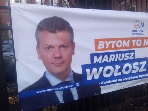 zdj.  Mariusz Wołosz, nowy prezydent Bytomia. Ten baner w centrum miasta niszczono mu dwukrotnie.