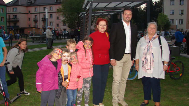 Grupowa fotka z prezydentem Rafałem Piechem oraz radnej Barbary Patyk – Płuciennik (PiS) i Małgorzaty Groniewskiej (kandydatki na radną, SLD) a także pomalowanych dzieciaków.