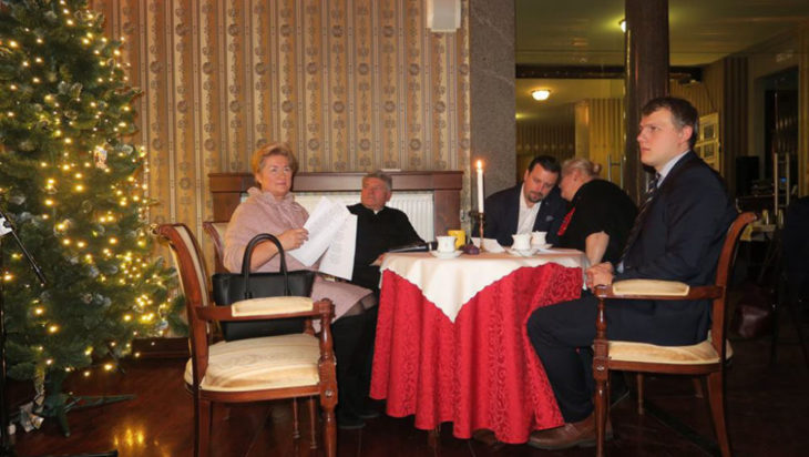 Od lewej radna Danuta Sobczyk, ksiądz Krystian Bujak, prezydent Rafał Piech, radni Barbara Patyk – Płuciennik i Łukasz Rosicki.
