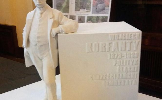 4. Autorem zwycięskiej koncepcji jest Karol Badyna z krakowskiej „Pracowni Rzeźby Forma