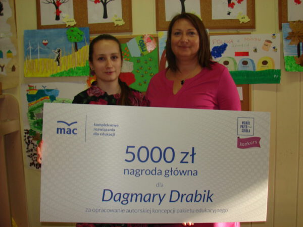 Dagmara Drabik (z lewej) wraz z dyrektorką Przedszkola nr 9 Moniką Korfanty prezentuje swoją nagrodę.