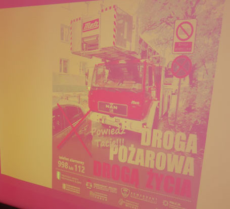 Plakat promujący akcję „Droga pożarowa drogą życia”.