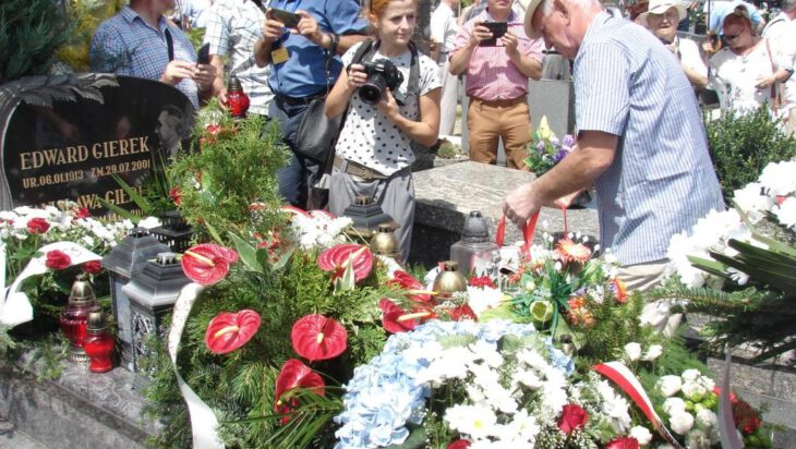 Kwiaty oraz znicze na rodzinnym grobie Gierków