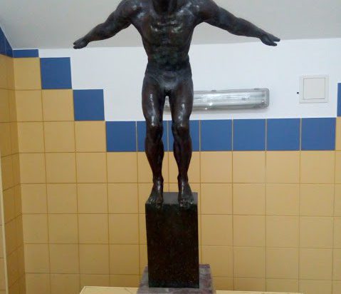 O historii zabytkowego basenu przy ul. Śniadeckiego 11 świadczy rzeźba pływaka z 1927 roku.