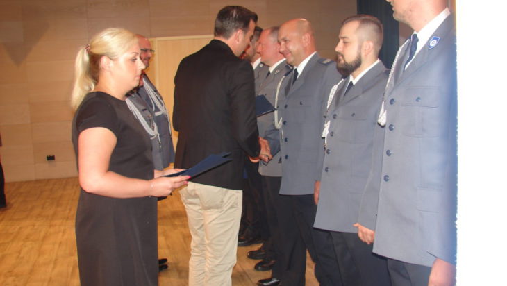Prezydent Rafał Piech gratuluje policjantom.
