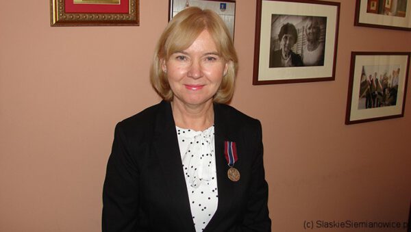 Danuta Kopyczok, dyrektorka Zespołu Szkół Cogito z medalem Pro Patria